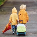kids-to-school-on-rainy-days