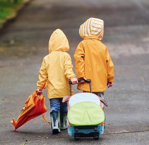 kids-to-school-on-rainy-days