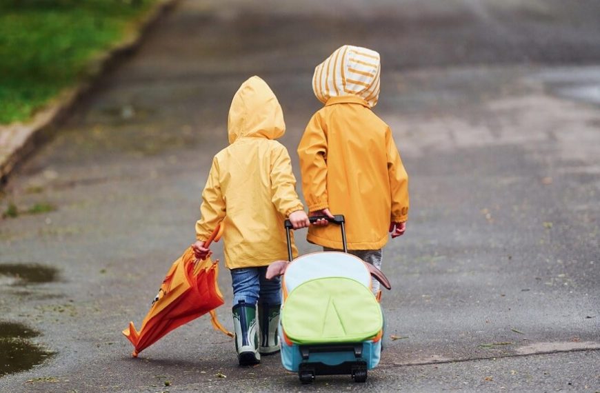 kids-to-school-on-rainy-days
