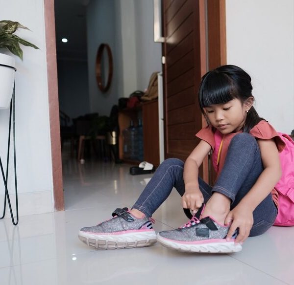 teach-your-child-to-put-on-shoes