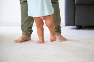 advantages-of-toddler-walking-barefoot