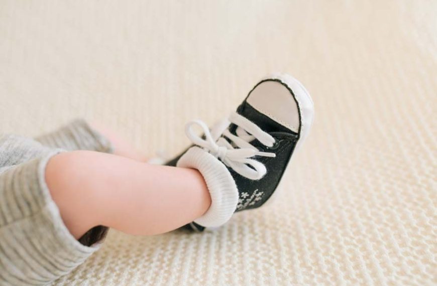 baby-wearing-shoes