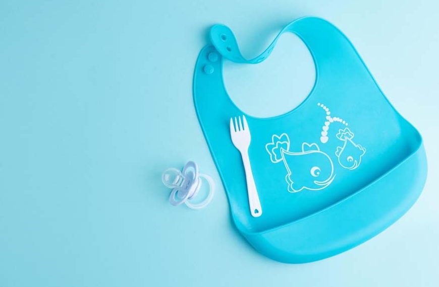 feeding-milestones-utensils