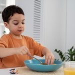 8 Strategies to Encourage Toddler Independence in Mealtime