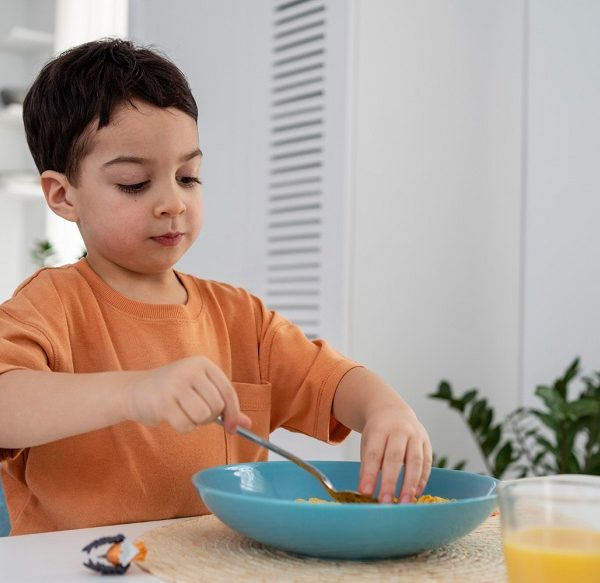 8 Strategies to Encourage Toddler Independence in Mealtime