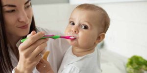 Pros and Cons of Baby-Led Weaning vs Purees
