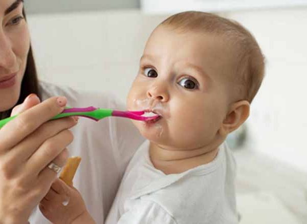 Pros and Cons of Baby-Led Weaning vs Purees
